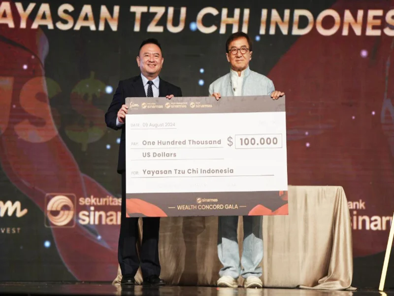 Jackie Chan’s Charity Jacket Auction Raises IDR 1.59 Billion at SimInvest Gala